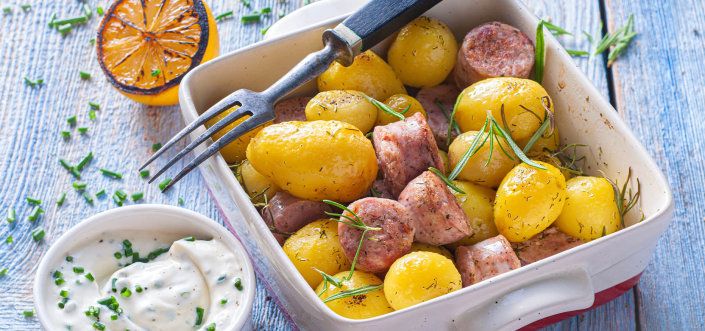Kartupeļi ar dillēm un desu ar skābā krējuma mērci ar citronu un maurlokiem