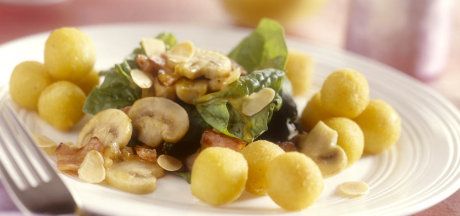 Kartupeļu bumbiņas ar spinātu salātiem