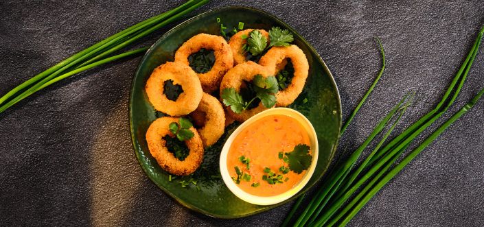 Onion Rings ar harissa-majo