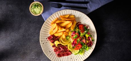 Steiks ar sviestu, marinētu citronu, zaļajiem salātiem un kartupeļiem ar majonēzi un zhoug