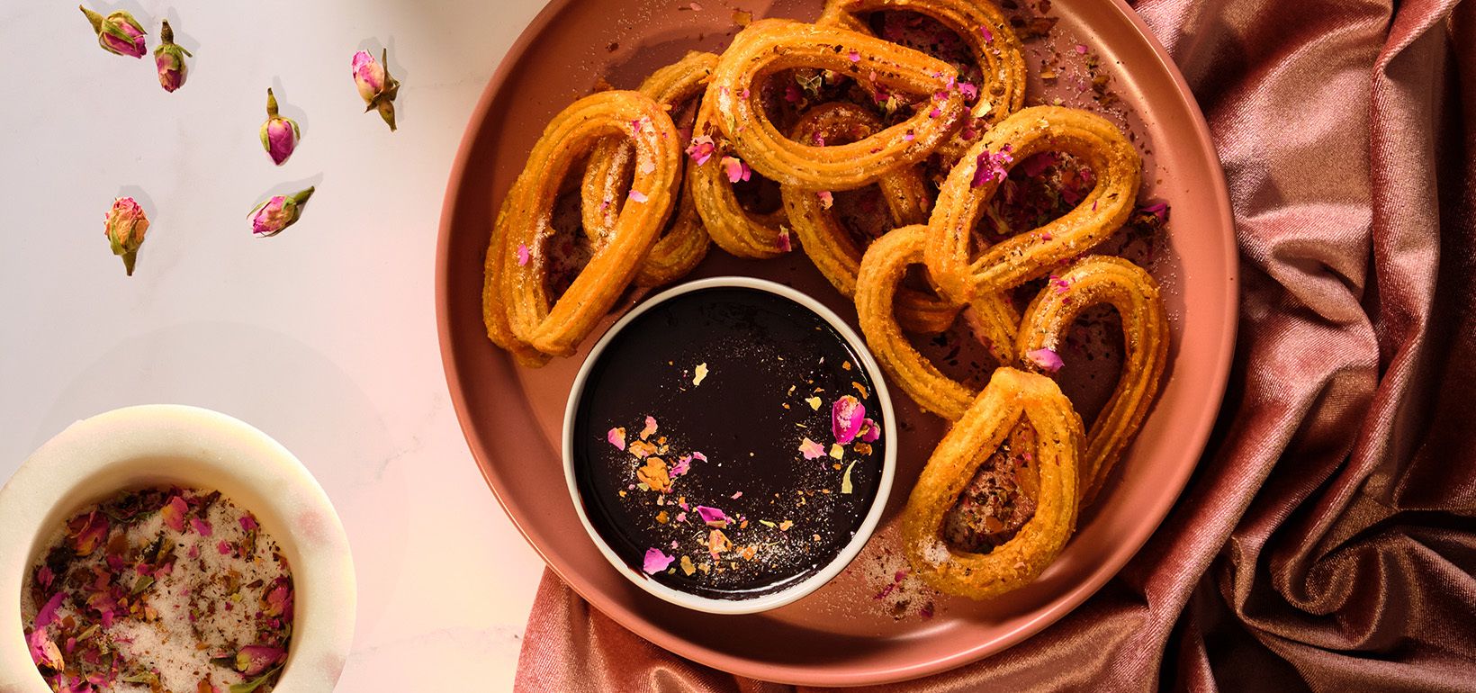 Churros ar lavandas cukuru un tumšo šokolādi