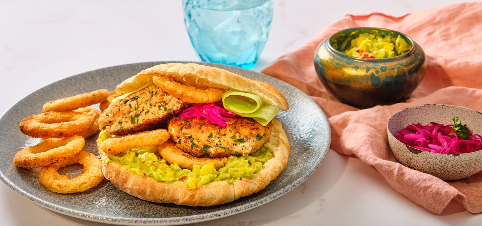 Burgers ar lasi, avokado salsu, mango un Onion Rings