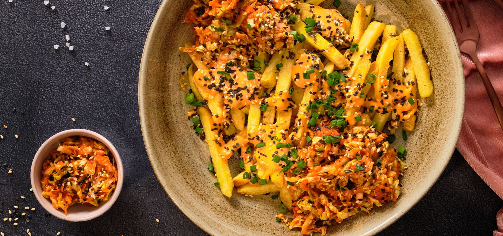 Frī kartupeļi ar kimchi, furikake ( sezama maisījums) un maurlokiem