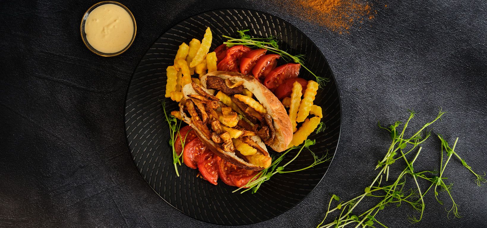 Sēņu/liellopu gaļas Shawarma pītas maizē ar tahini mērci