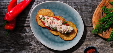 AVIKO PANCAKES ar grilēto, pildīto sarkanajo papriku ar fetas sieru un krējuma mērci