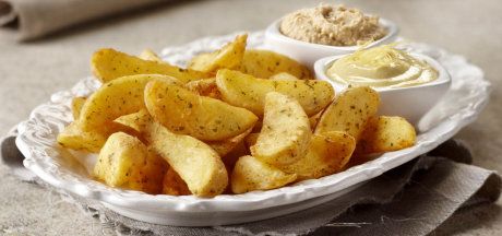 Kartupeļu daļiņas ar ķiploku garšu ar humusu un citronu majonēzi