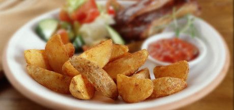 Ribas ar pikantām kartupeļu daļiņām un salsa mērci