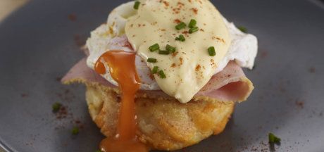 Kartupeļu gratīni ar Emmentaler sieru, pasniegti ar serrano šķiņķi un bez čaumalas vārītu olu