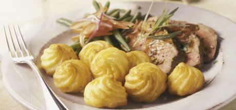 Cepta liellopu fileja ar Pom'Duchesse un parastām pupiņām