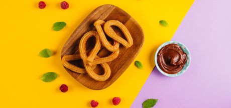 Churros ar zemesriekstu sviesta un šokolādes mērci
