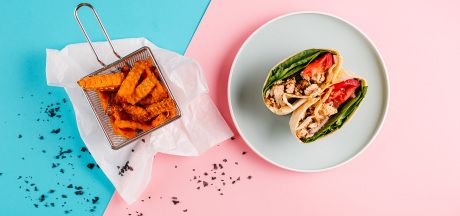 Tortilja ar tītaru un dārzeņiem ar citronu-piparu mērci, pasniegta ar gofrētiem batāšu frī AVIKO