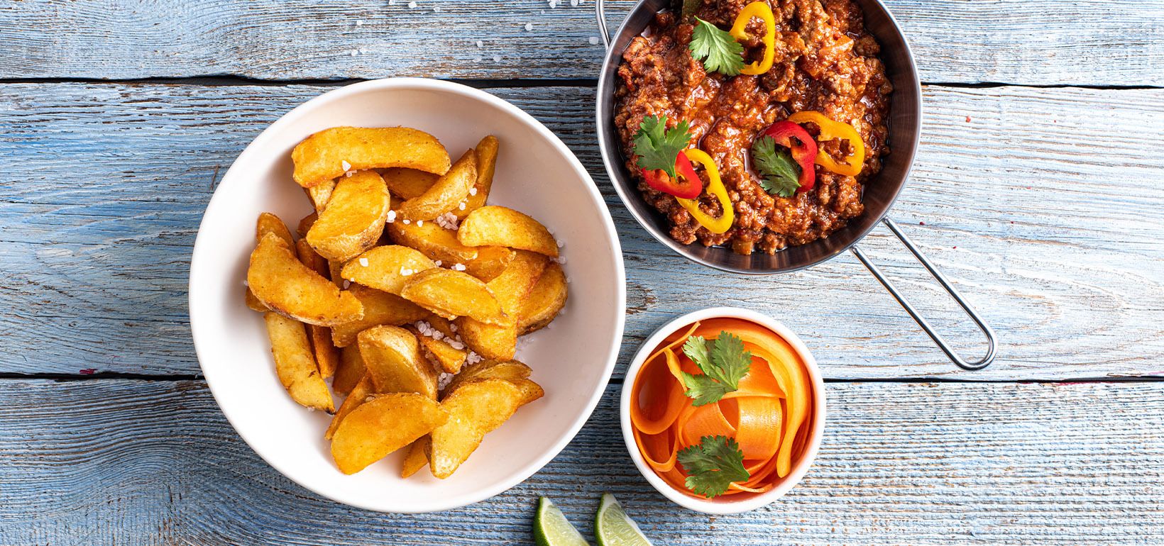 Chili con carne ar burkānu, laima un koriandra salātiem, pasniegti ar pikantajiem Pati Parts Tex Mex