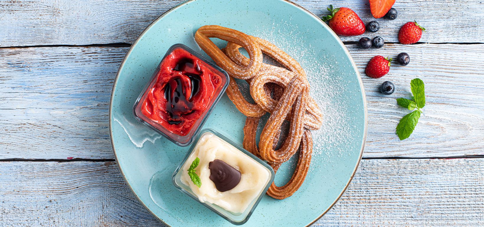 Churros ar dārza zemeņu sorbetu un balzamiko etiķa glazūru, bumbieru sorbetu un šokolādes glazūru