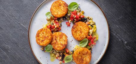 Ceptas Rösti pankūkas pasniegtas ar Sicīlijas Caponata