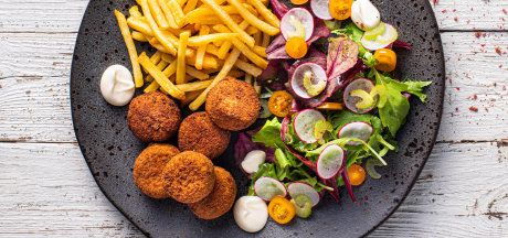 Tunča kotletes ar mājās gatavotiem salātiem un plāniem kartupeļiem frī