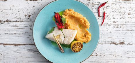 Vīnā, čili, koriandrā, citronzālē sautēta menca ar biezeni ar burkāniem