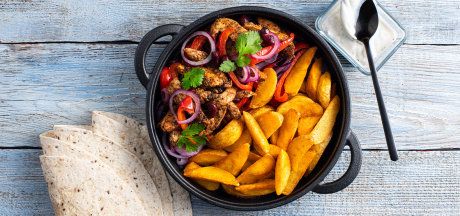 Cāļa gaļas, paprikas, sarkanā sīpola, jogurta un pupiņu fajitas, pasniegtas ar Pati Parts Tex Mex