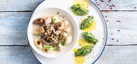 Cāļa gulašs ar sēnēm un maurlokiem, pasniegts ar spinātu biezeni