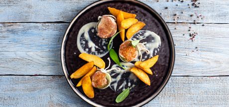 Cūkgaļas filejas medaljoni ar siera mērci, pasniegti ar Pati Parts Tex Mex