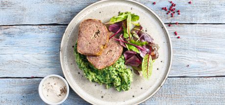 Romiešu cepetis ar salātiem un aioli mērci, pasniegts ar biezeni ar spinātiem