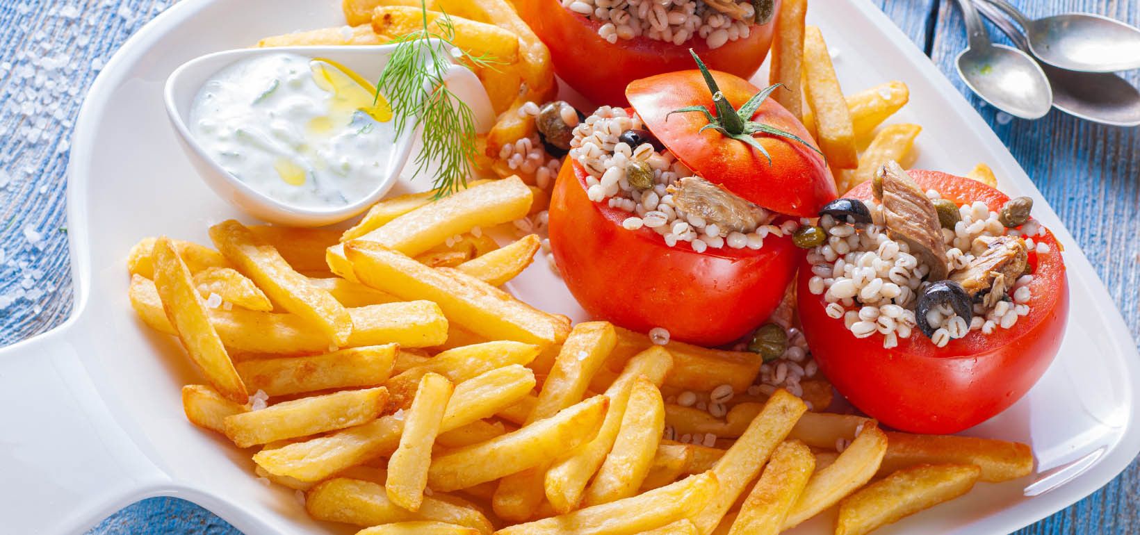 Tomāti pildīti ar skumbriju, pērļu miežiem, kaperiem, olīvām ar kartupeļiem frī un tzatziki mērci