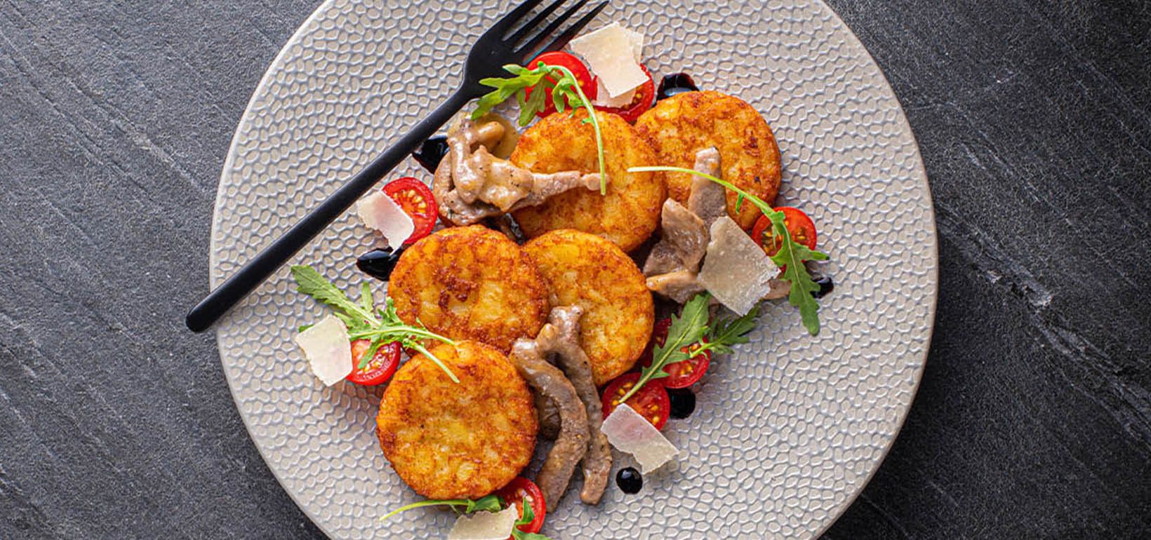 Rösti pankūkas ar liellopa gaļas strēmelēm, dārzeņiem un Parmigiano Reggiano