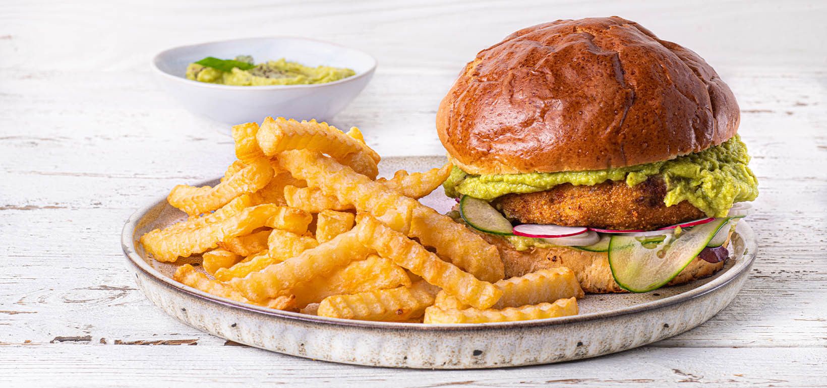 Vistas hamburgers ar pavasara dārzeņu salātiem, guakamolu un Zig Zag kartupeļiem frī