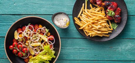 Marinēti un cepti vistas spārniņi ar Tex Mex salātiem un Super Long frī kartupeļiem