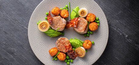 Mini Rösti ar cūkgaļas filejas medaljoniem ar kraukšķīgu bekonu un svaigu zirnīšu krēmu