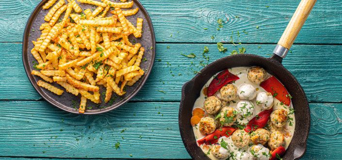 Kotletes no baltās gaļas, sautētas siera mērcē ar pipariem, ķiplokiem un Zig Zag kartupeļiem frī