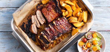 Ribas, marinētas BBQ salsa mērcē ar salātiem, koriandru un skābo krējumu, pasniegtas ar pikanto Pati Parts Tex Mex